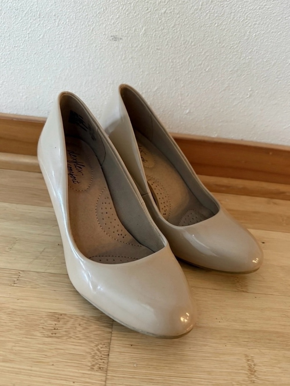 Nude pumps